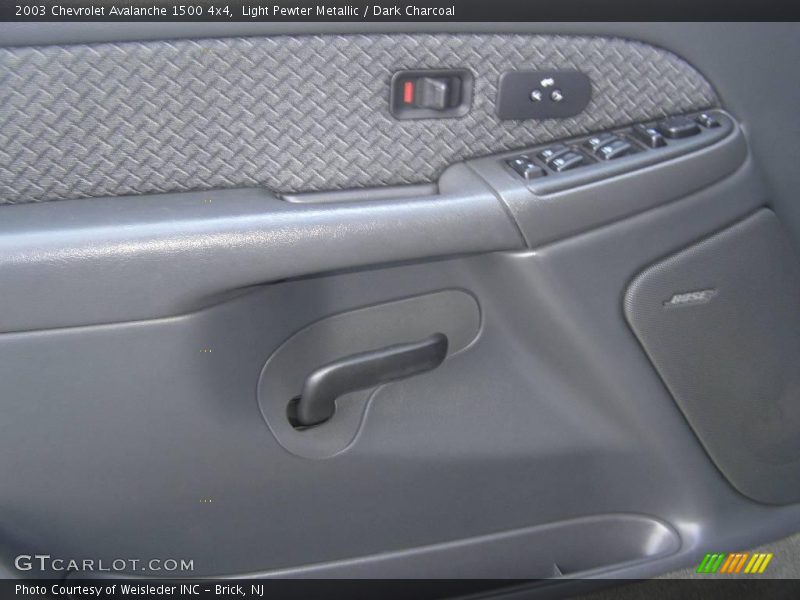 Light Pewter Metallic / Dark Charcoal 2003 Chevrolet Avalanche 1500 4x4