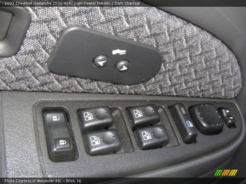 Light Pewter Metallic / Dark Charcoal 2003 Chevrolet Avalanche 1500 4x4