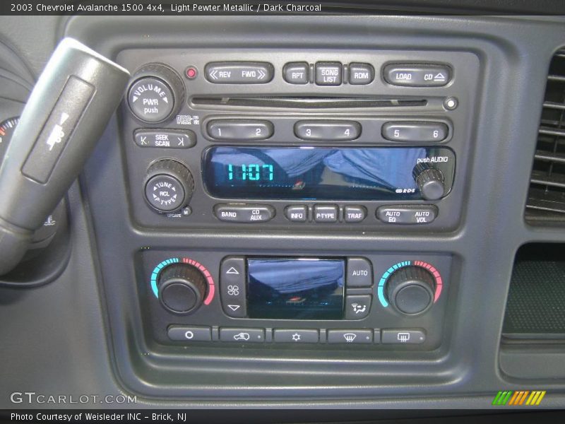 Light Pewter Metallic / Dark Charcoal 2003 Chevrolet Avalanche 1500 4x4