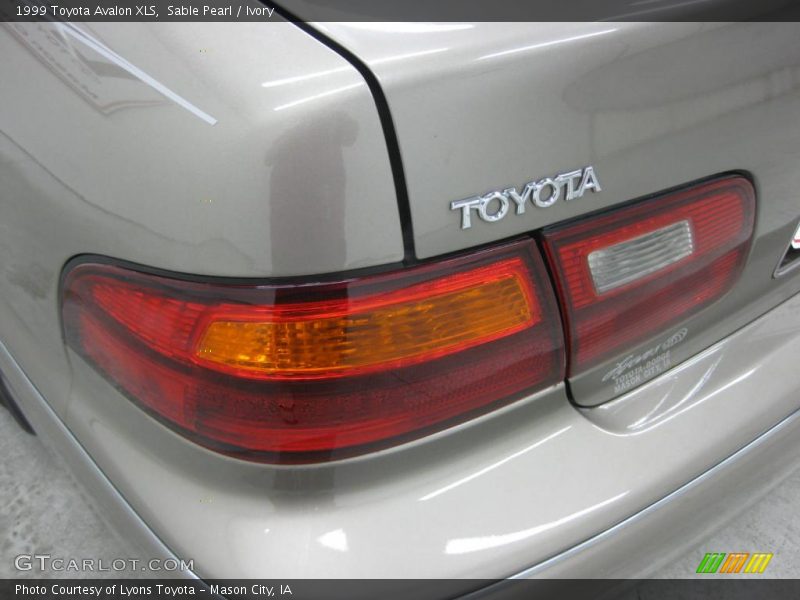 Sable Pearl / Ivory 1999 Toyota Avalon XLS