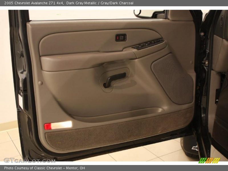 Dark Gray Metallic / Gray/Dark Charcoal 2005 Chevrolet Avalanche Z71 4x4