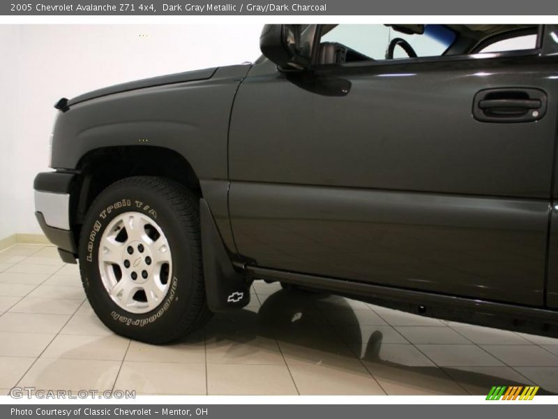Dark Gray Metallic / Gray/Dark Charcoal 2005 Chevrolet Avalanche Z71 4x4