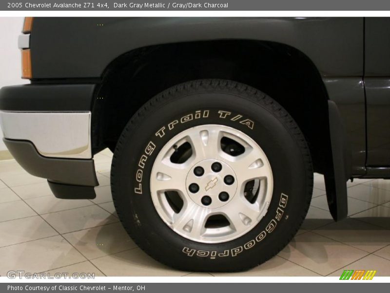 Dark Gray Metallic / Gray/Dark Charcoal 2005 Chevrolet Avalanche Z71 4x4