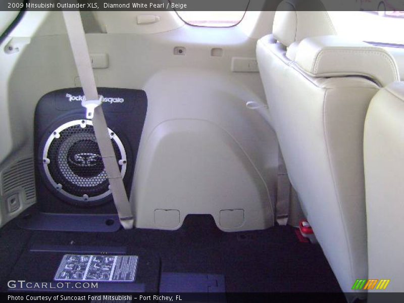 Diamond White Pearl / Beige 2009 Mitsubishi Outlander XLS