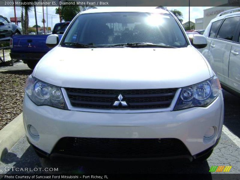 Diamond White Pearl / Black 2009 Mitsubishi Outlander ES