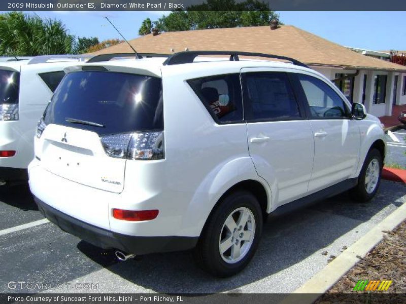 Diamond White Pearl / Black 2009 Mitsubishi Outlander ES