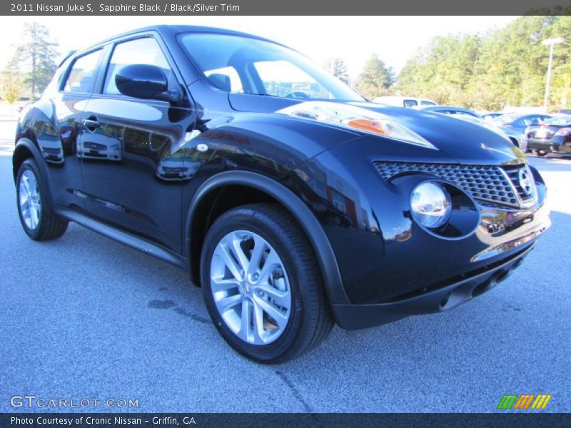 Front 3/4 View of 2011 Juke S