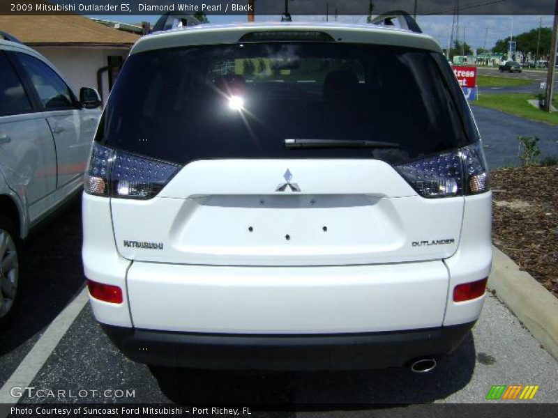 Diamond White Pearl / Black 2009 Mitsubishi Outlander ES