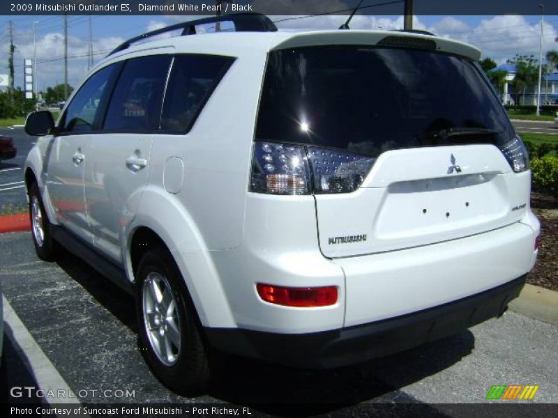 Diamond White Pearl / Black 2009 Mitsubishi Outlander ES
