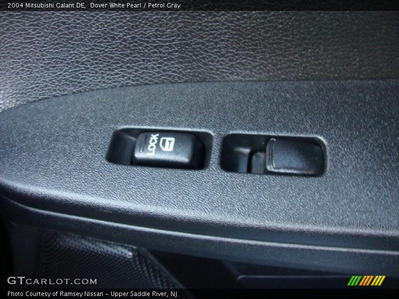 Dover White Pearl / Petrol Gray 2004 Mitsubishi Galant DE