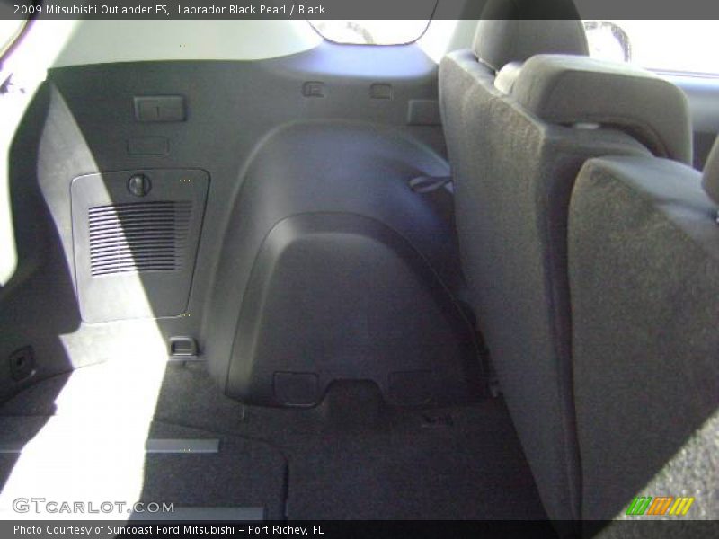 Labrador Black Pearl / Black 2009 Mitsubishi Outlander ES