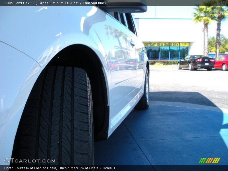 White Platinum Tri-Coat / Charcoal Black 2009 Ford Flex SEL