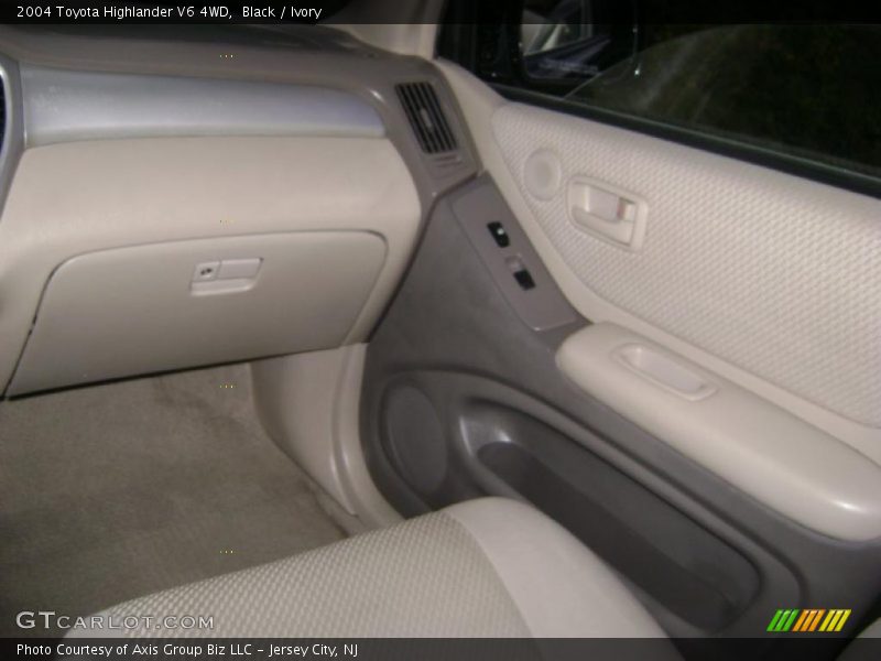 Black / Ivory 2004 Toyota Highlander V6 4WD