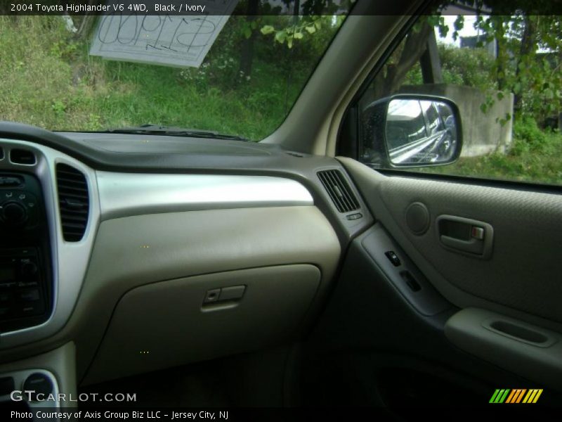 Black / Ivory 2004 Toyota Highlander V6 4WD