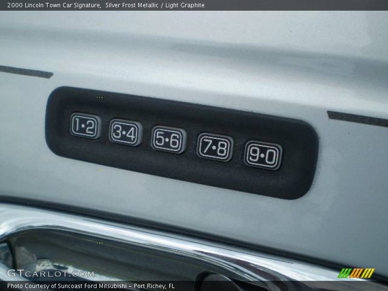 Silver Frost Metallic / Light Graphite 2000 Lincoln Town Car Signature