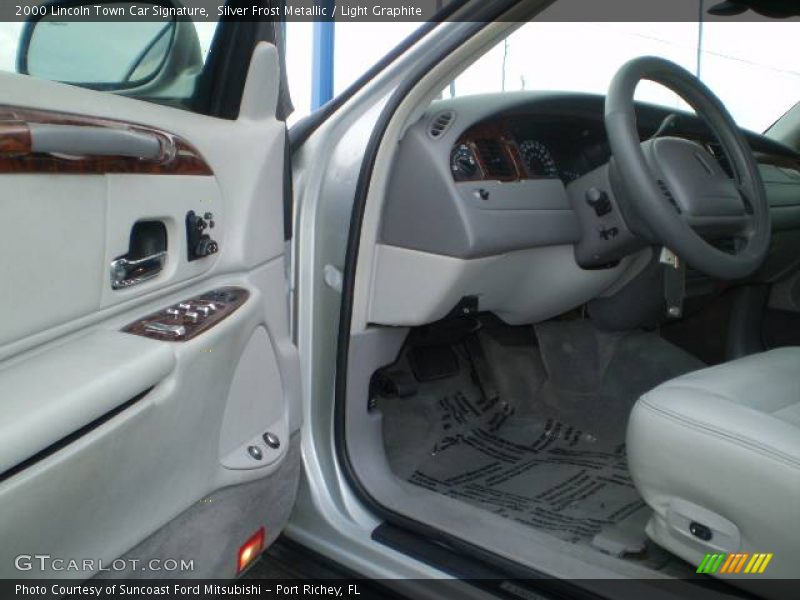 Silver Frost Metallic / Light Graphite 2000 Lincoln Town Car Signature