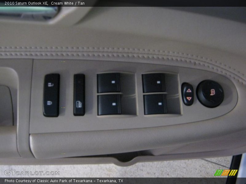 Cream White / Tan 2010 Saturn Outlook XE