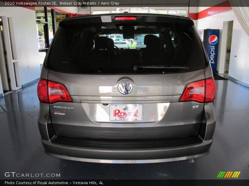 Meteor Gray Metallic / Aero Gray 2010 Volkswagen Routan SE