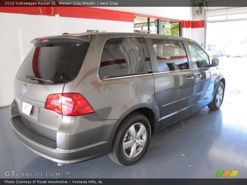 Meteor Gray Metallic / Aero Gray 2010 Volkswagen Routan SE