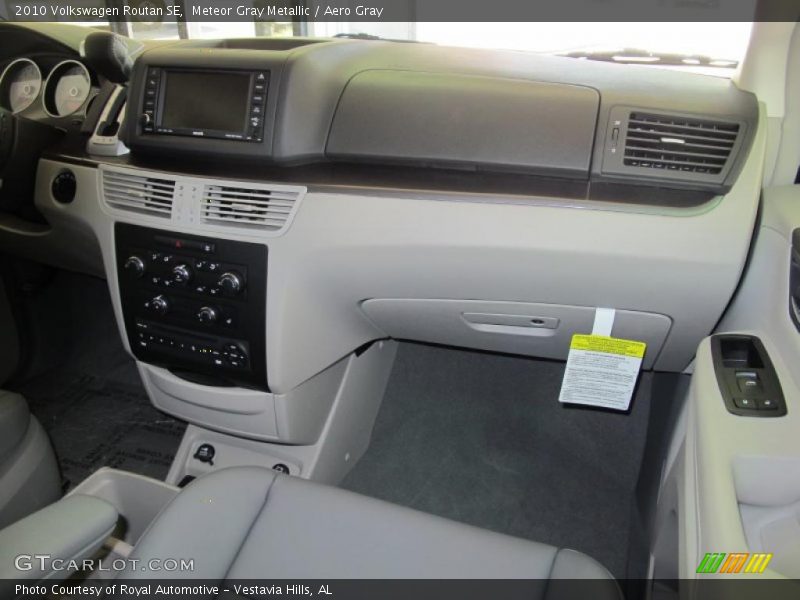 Meteor Gray Metallic / Aero Gray 2010 Volkswagen Routan SE