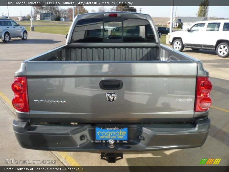 Mineral Gray Metallic / Medium Slate Gray 2005 Dodge Dakota ST Club Cab