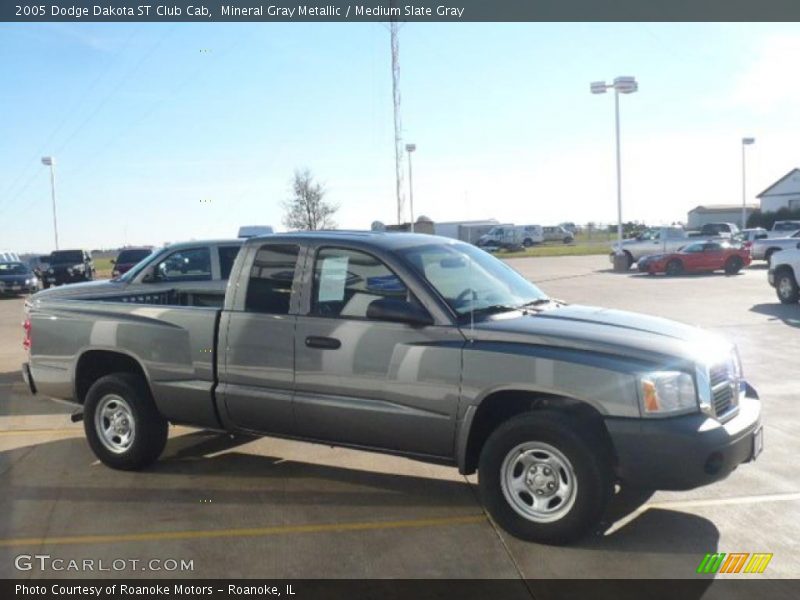 Mineral Gray Metallic / Medium Slate Gray 2005 Dodge Dakota ST Club Cab