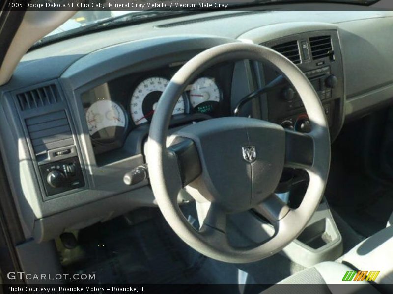 Mineral Gray Metallic / Medium Slate Gray 2005 Dodge Dakota ST Club Cab