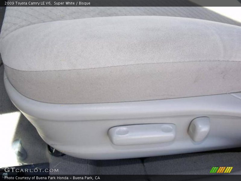 Super White / Bisque 2009 Toyota Camry LE V6