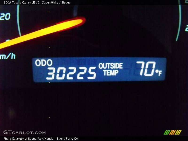 Super White / Bisque 2009 Toyota Camry LE V6