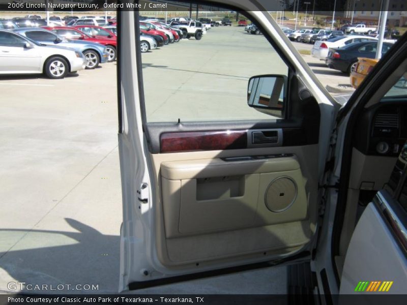 Oxford White / Camel 2006 Lincoln Navigator Luxury