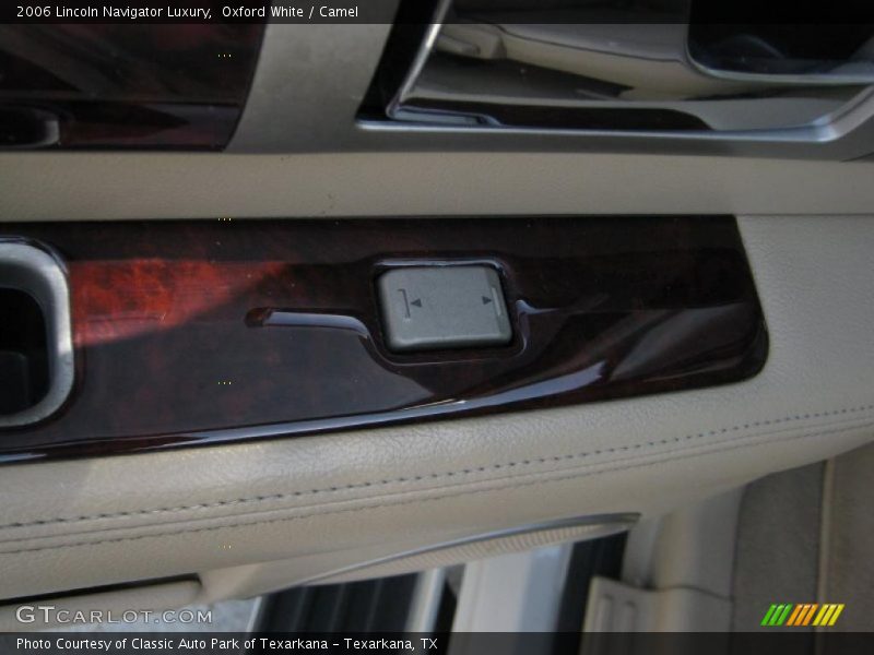 Oxford White / Camel 2006 Lincoln Navigator Luxury