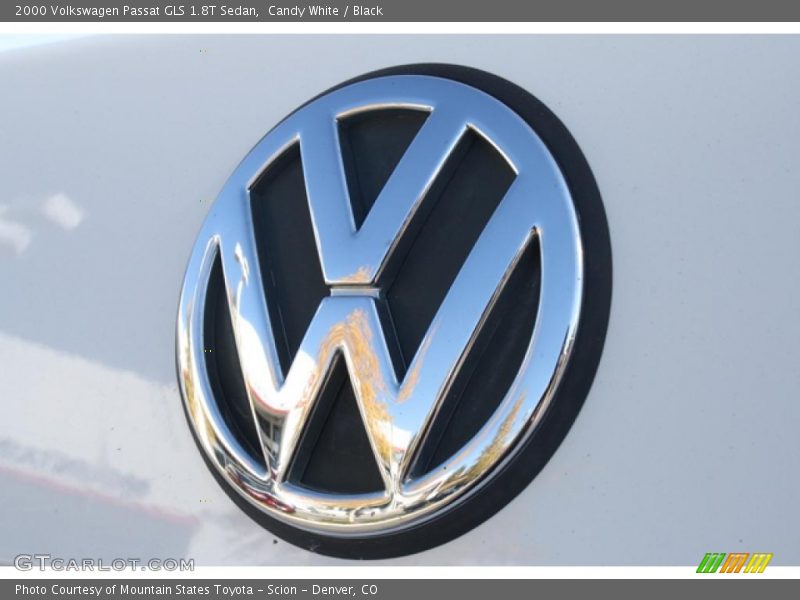 Candy White / Black 2000 Volkswagen Passat GLS 1.8T Sedan
