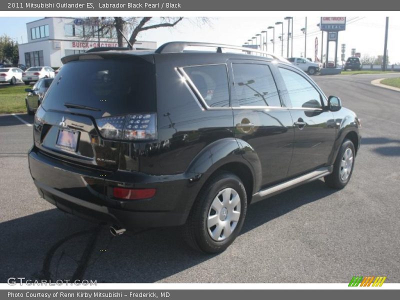 Labrador Black Pearl / Black 2011 Mitsubishi Outlander ES