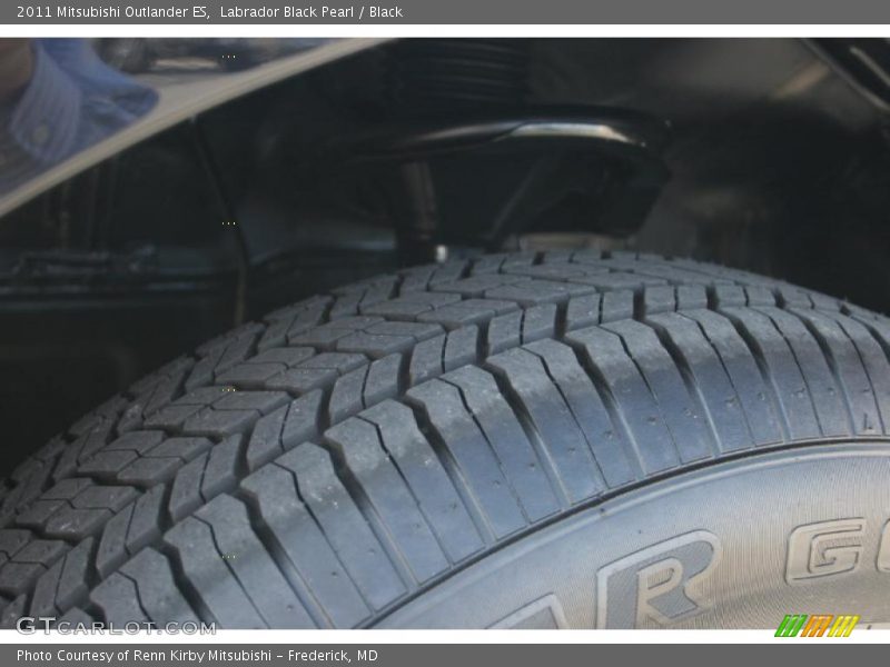 Labrador Black Pearl / Black 2011 Mitsubishi Outlander ES