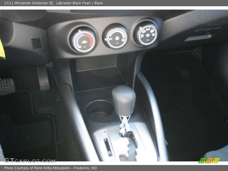 Labrador Black Pearl / Black 2011 Mitsubishi Outlander ES