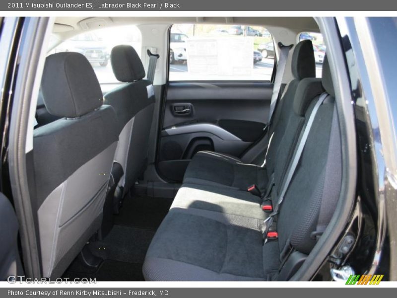 Labrador Black Pearl / Black 2011 Mitsubishi Outlander ES