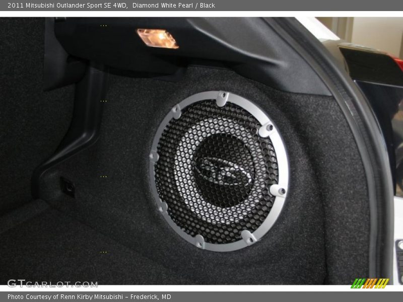 Diamond White Pearl / Black 2011 Mitsubishi Outlander Sport SE 4WD