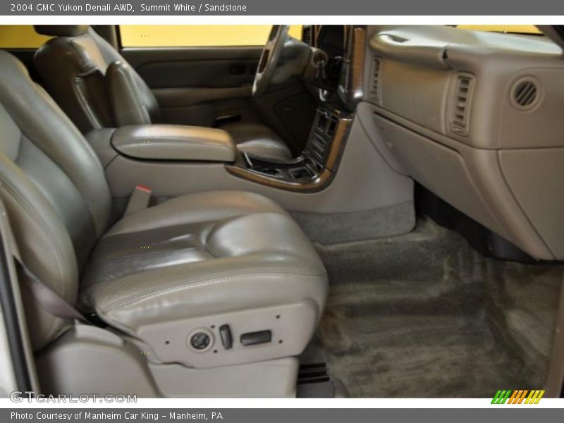 Summit White / Sandstone 2004 GMC Yukon Denali AWD