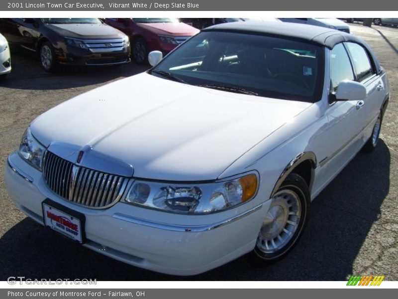 Vibrant White / Deep Slate Blue 2001 Lincoln Town Car Executive