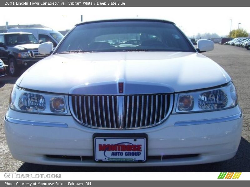 Vibrant White / Deep Slate Blue 2001 Lincoln Town Car Executive