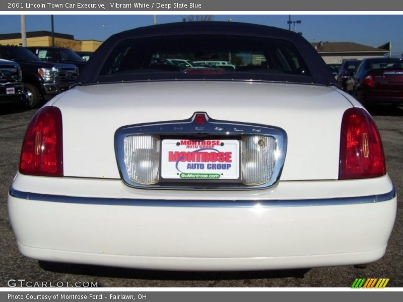 Vibrant White / Deep Slate Blue 2001 Lincoln Town Car Executive