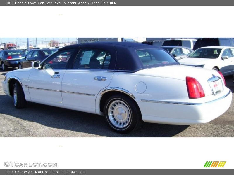 Vibrant White / Deep Slate Blue 2001 Lincoln Town Car Executive