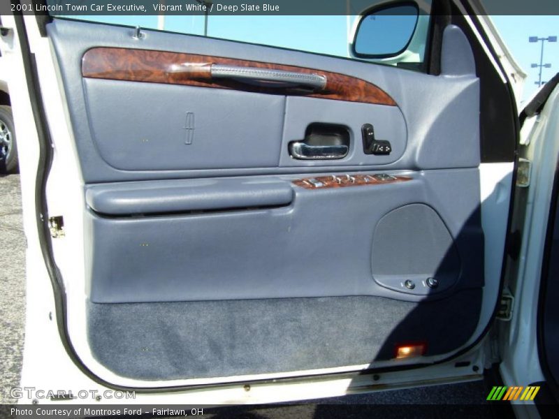 Vibrant White / Deep Slate Blue 2001 Lincoln Town Car Executive