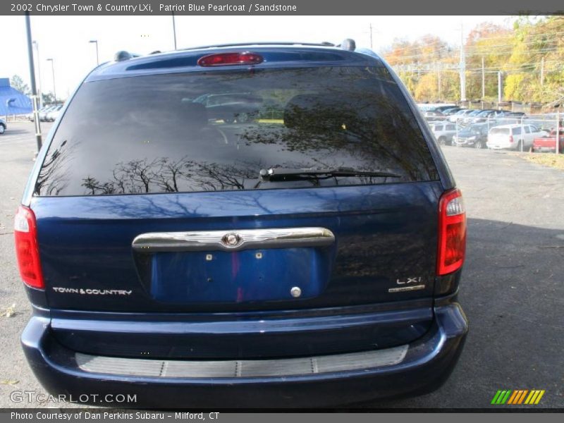 Patriot Blue Pearlcoat / Sandstone 2002 Chrysler Town & Country LXi