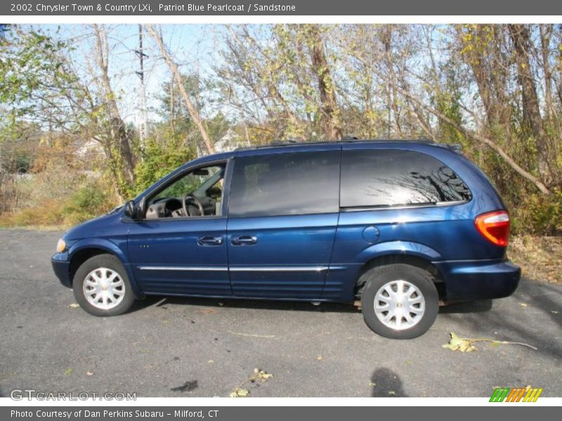 Patriot Blue Pearlcoat / Sandstone 2002 Chrysler Town & Country LXi