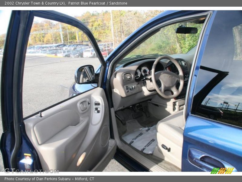 Patriot Blue Pearlcoat / Sandstone 2002 Chrysler Town & Country LXi