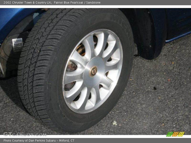 Patriot Blue Pearlcoat / Sandstone 2002 Chrysler Town & Country LXi