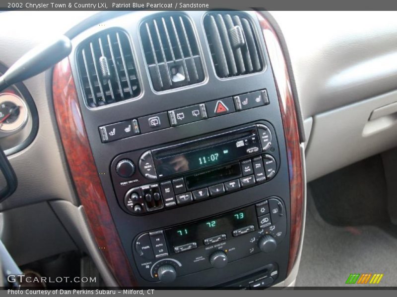 Patriot Blue Pearlcoat / Sandstone 2002 Chrysler Town & Country LXi