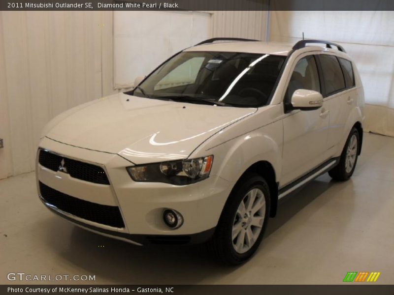 Diamond White Pearl / Black 2011 Mitsubishi Outlander SE