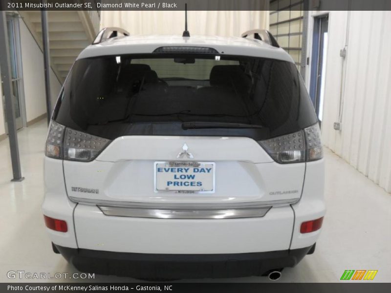 Diamond White Pearl / Black 2011 Mitsubishi Outlander SE